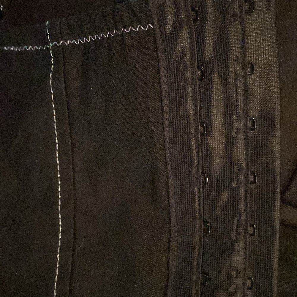 Black bustier with lace up front - Picture 4 of 10